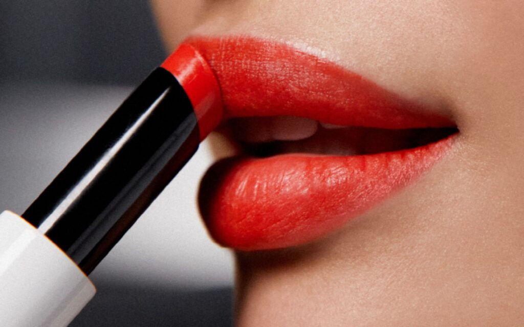 Blue Monday con pintalabios rojo